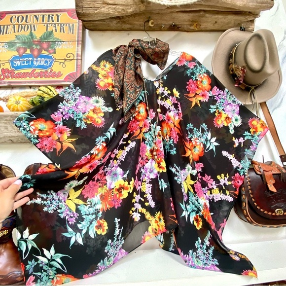 Semi sheer floral boho poncho blouse top w resort vacay beach vibe - Picture 2 of 9